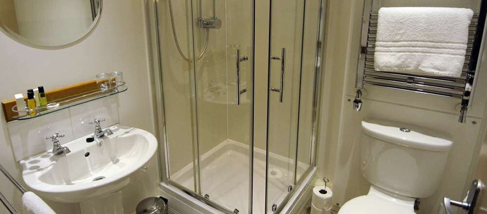 Modern en-suite shower rooms